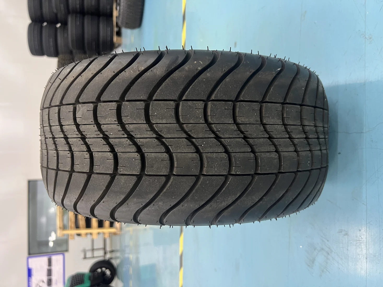 Tire 04 tread pattern